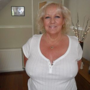 J’ai un peu trop chaud ce soir 😏 Manon - rencontre-Naturiste-Lille